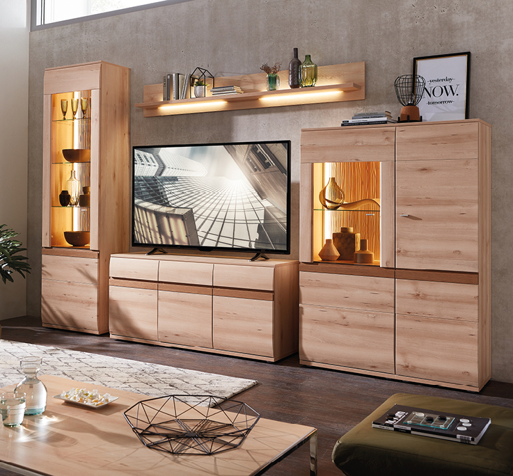 Europa Moebel-Collection bei Moebel Eickert. Hoelzerne Wohnwand mit LED-Beleuchtung und Vitrine in modernem Wohnzimmer.