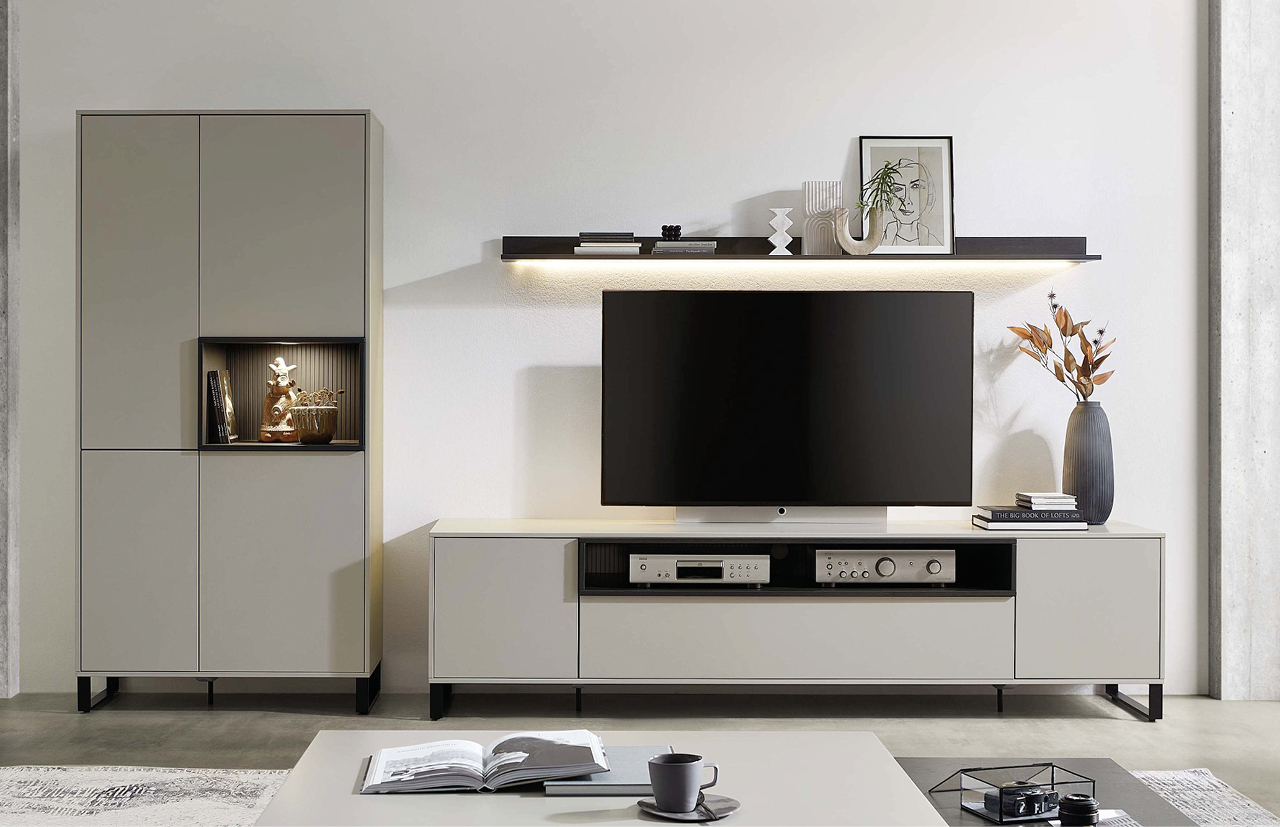 Moderne Wohnwand in Beige mit LED-Beleuchtung und Stauraum Elegante Wohnwand in Beige mit LED-Beleuchtung, Vitrine, TV-Board und Wandregal, ideal für modernes Wohnzimmer-Design mit stilvoller Dekoration und viel Stauraum.