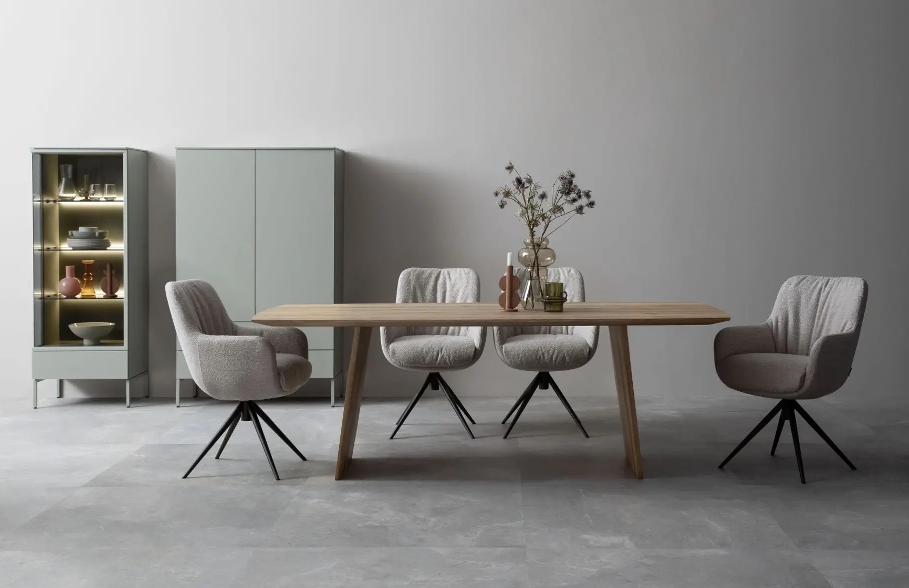 Elegant eingerichtetes Esszimmer mit Minzgrünem Lackhighboard.